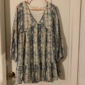 Dress up ivory/blue snakeskin mid thigh length dress